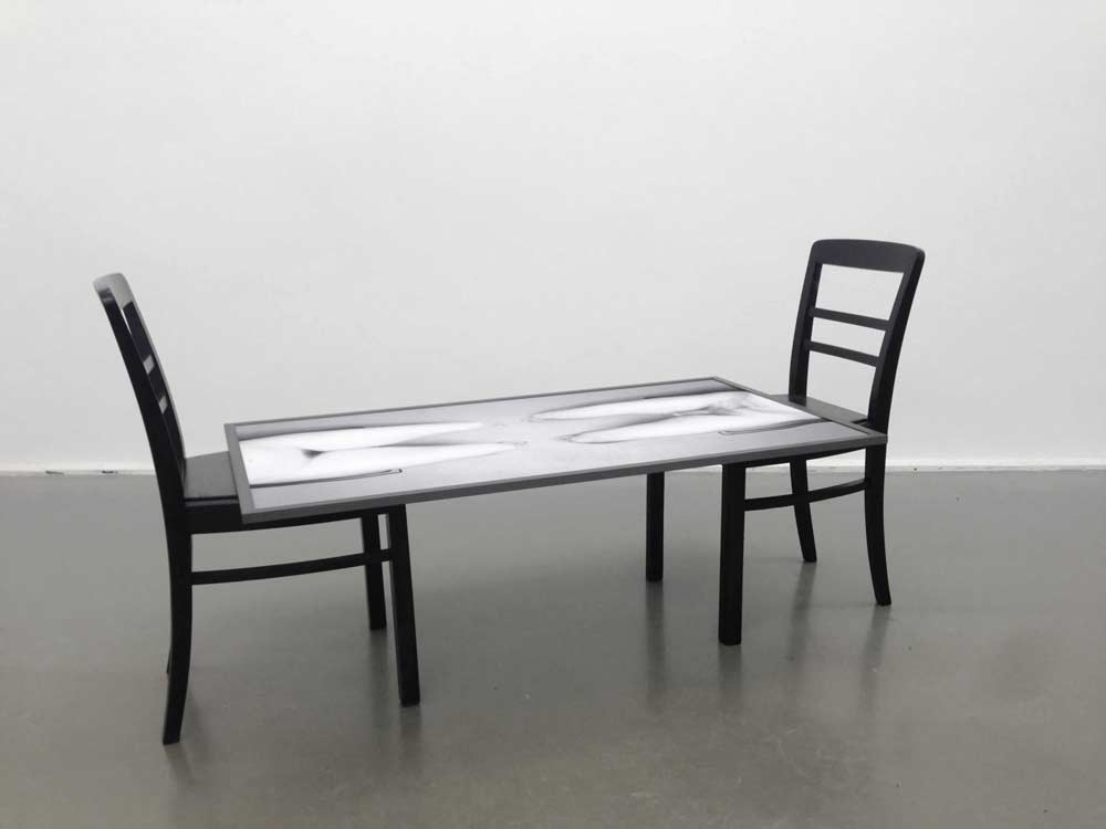 Mann und Frau sich gegenüber sitzend, 2 Stühle, Foto, Rahmen, 2015, Dominik Geis