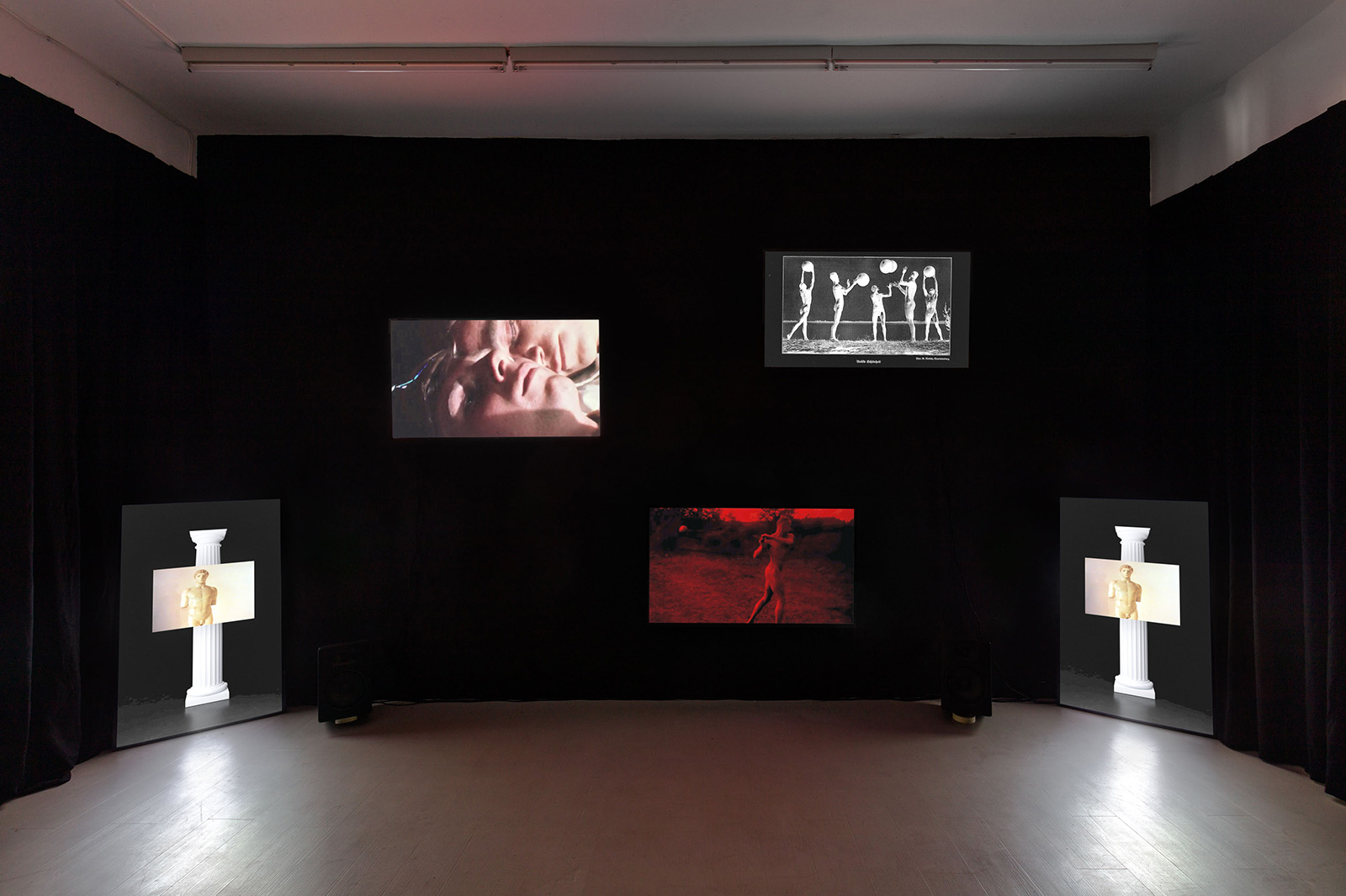 5-Kanal Found-Footage-Videocollage, 5 Fernseher, Sound, 12:05 Min., Ausstellungsansicht, Aura Kunstraum, 2023