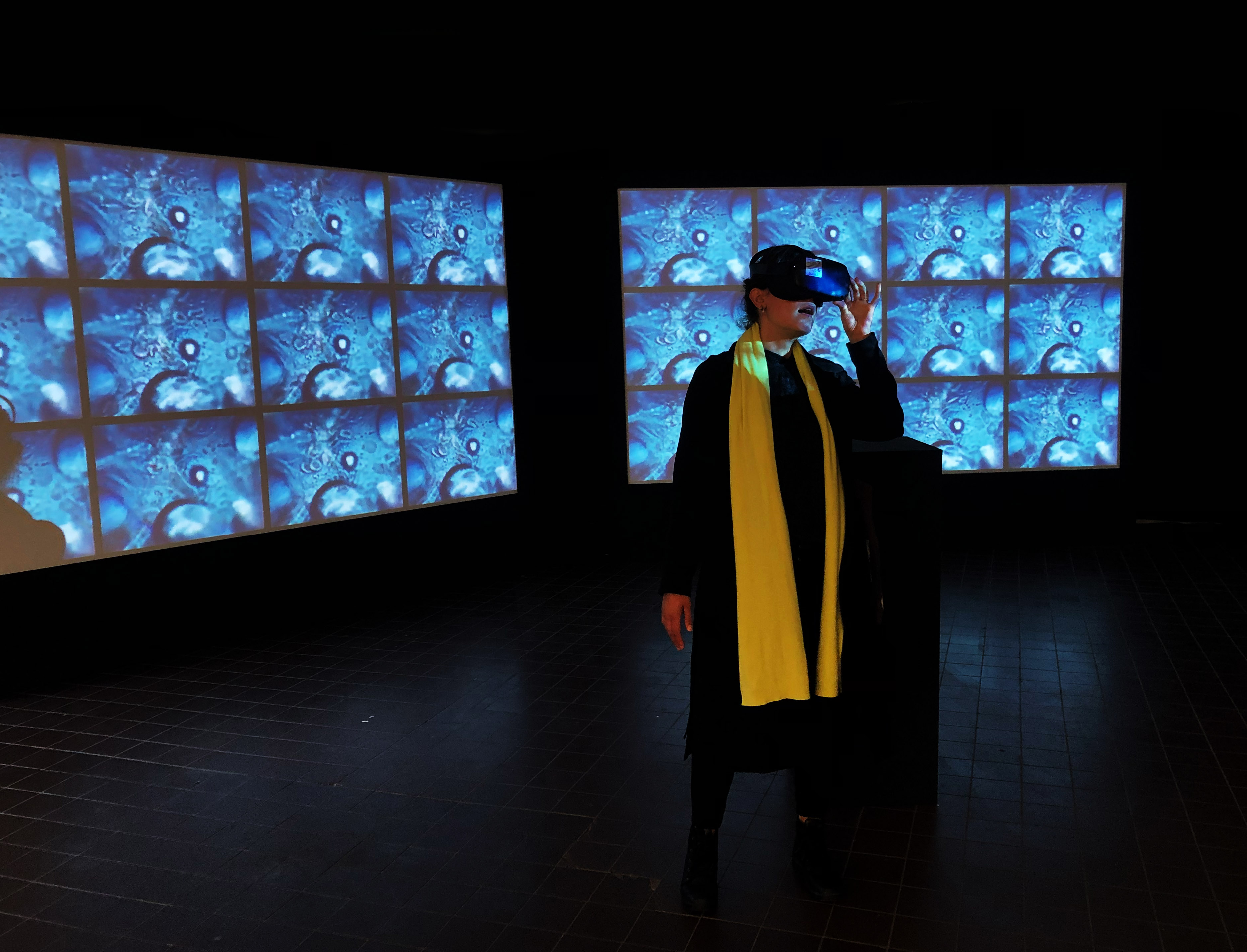 body vice, 360° Video + 2-Kanal-Videoinstallation, Ausstellungsansicht Welkunstzimmer, 2022