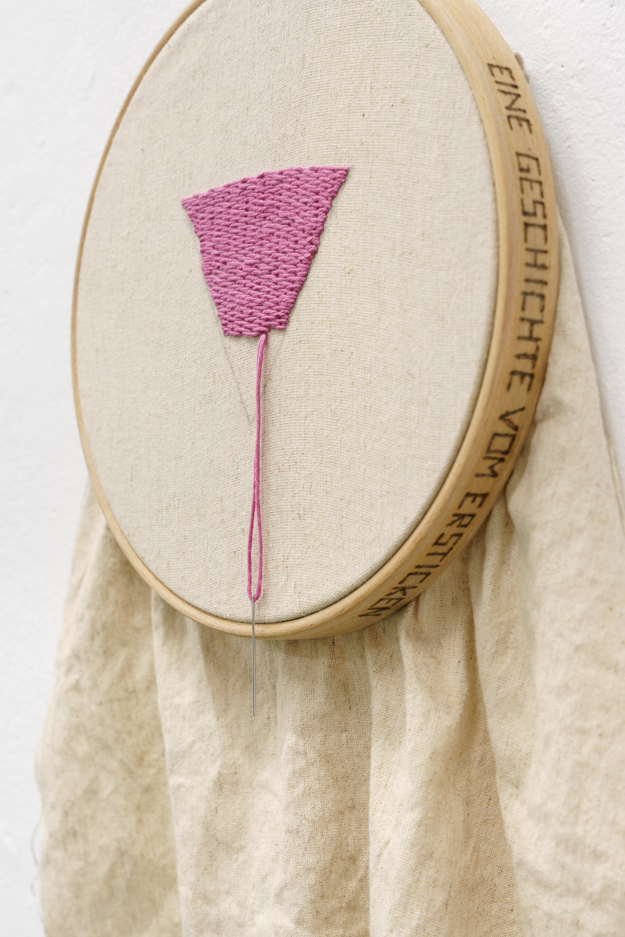 Er stickt, Detail, Stickrahmen, Leinen, Nadel, Faden, Gravur, ca. 35 x 25 cm, 2023