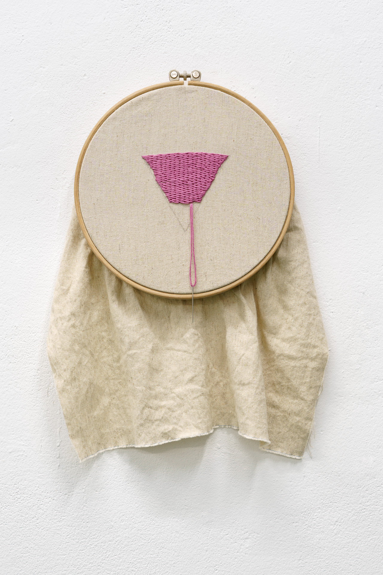 Er stickt, embroidery hoop, linen, needle, thread, engraving, 35 x 25 cm, 2023