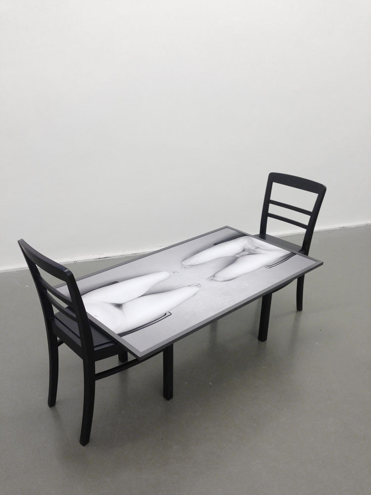 Mann und Frau sich gegenüber sitzend, 2 Stühle, Foto, Rahmen, 2015, Dominik Geis