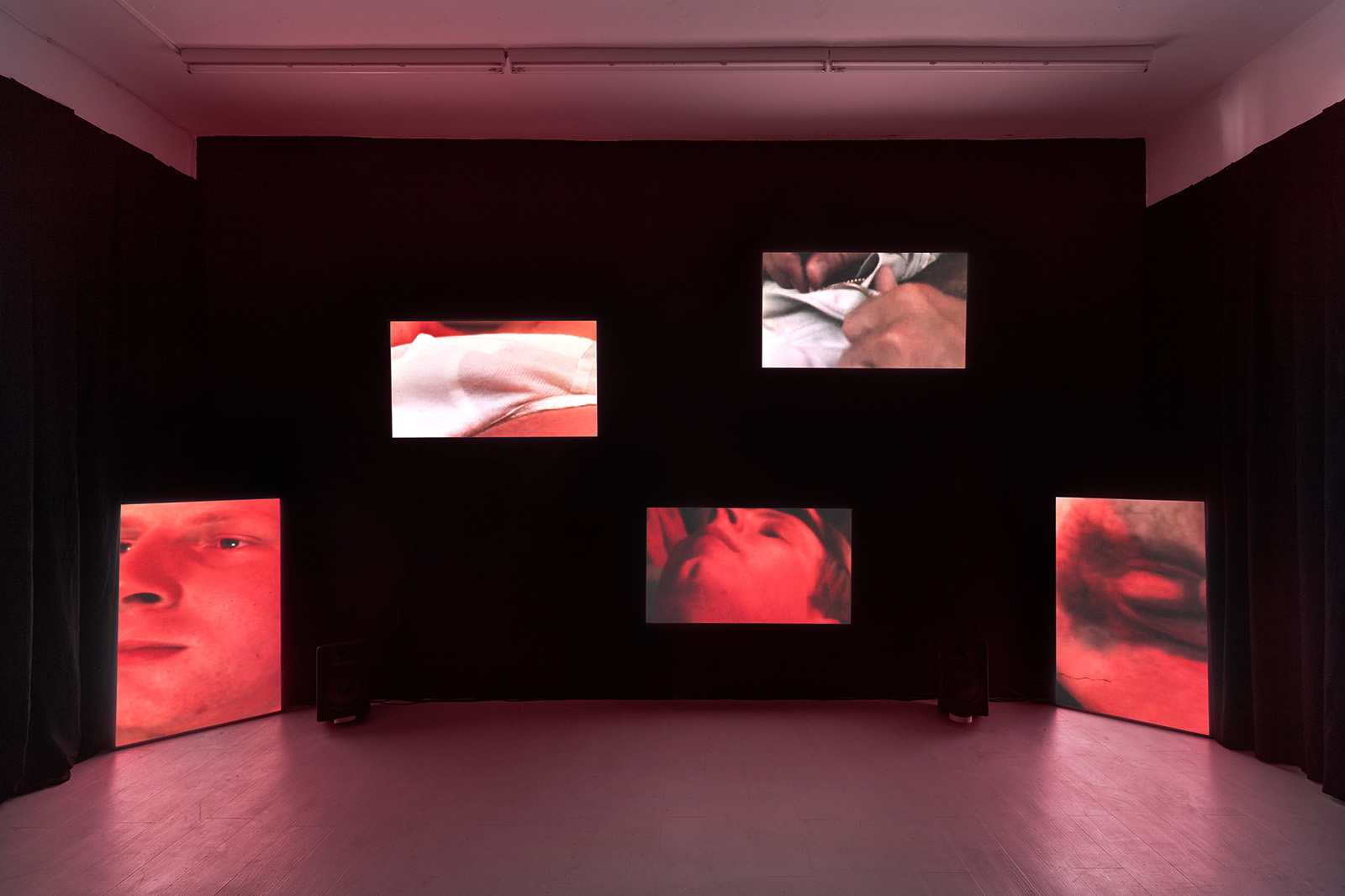 5-channel found-footage video collage, 5 sceens, sound, 12:05 min, exhibition view, Aura Kunstraum, 2023